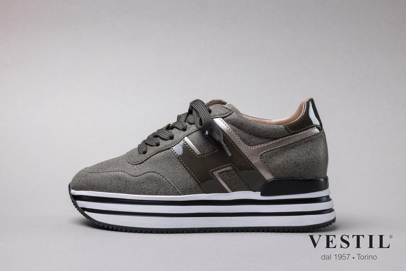 Hogan, sports shoe, toupe, woman